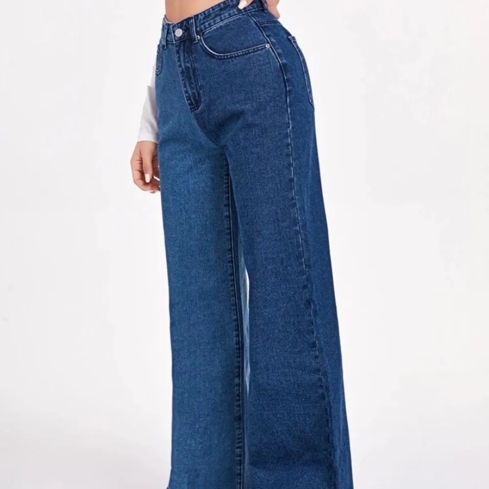 Trendiga jeans i split dye med två olika nyanser av blå. Helt oanvända och säljs då de är för stora. Passar xs-s beroende på hur man vill att de ska sitta.. Jeans & Byxor.