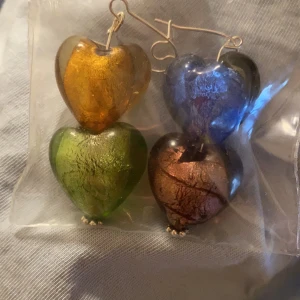 Örhängen  - Hjärt örhängen som finns i olika färger. Dm:a vid intresse💕