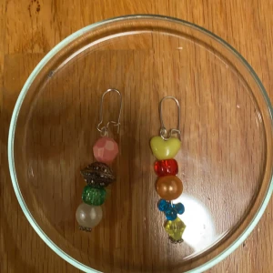 Örhänge  - Coola handgjorda örhängen som vi vill sälja för ett bra pris. dm:a vid intresse💕