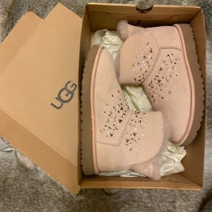 Nya uggs stl 37 - Hej,  Jag säljer ett par nya Uggs i stl 37. Dessa är äkta och köpta från Uggs egna sample-försäljning i Stockholm. Fodrade med fårskinn. Endast testade utomhus en gång, men som nya! 800 kr