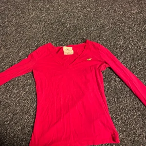 Hollister Långarmad  - En långarmad hollistertröja i storlek Xs men passar även mig som bär S
