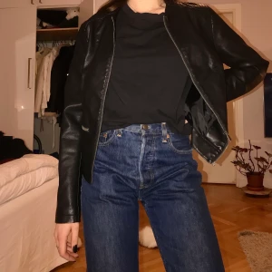 Fake skinnjacka  - Fin jacka i skin imitation! Aldrig använd i stolek 38 ⭐️ buda i kommentarerna eller i meddelande till mig!! Nuvarande pris: 80 kr 