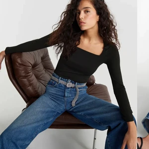 Top från Gina tricot - Svart topp från Gina tricot, strl 40. Passar 38/40. Väldigt fin men har inte kommit till användning. Original pris 229 men säljer den för 99 kr. 