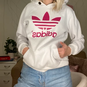 Adidas hoodie - Skön addidas hoddie! Adidas märket är rosa och i luvan är det svart! Köpt för längesen så den finns inte kvar någonstans! Den är dock i bra skick och knappt använd!😁 Står att den är (XXL) men skulle säga att den är M på mig som vanligtvis är XS/S!!!!