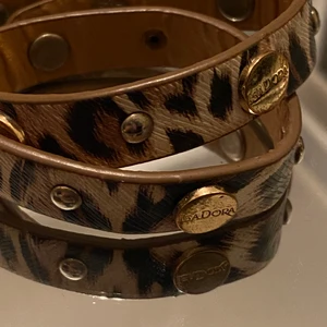 Läder armband - Ungefär ett läder armband från isadora som jag haft ett bra tag men bara använt lite! Bra skick och vill bli av med. Skriv för frågor, den är dubbelvikt alltså ser ut som 2 armband i ett.