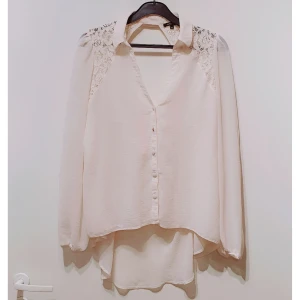 Blus - Jättefin blus/skjorta med knappar och spets, öppen rygg med knytning