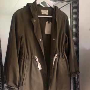 Grön jacka - Såå söt militärgrön jacka från Zara kids! Sitter som en S. Aldrig använd med prislapp kvar!! Nypris 400kr