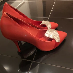 Orange höga klackar 38 - 90% ny, mycket vacker färg och ”Skor av god kvalitet”