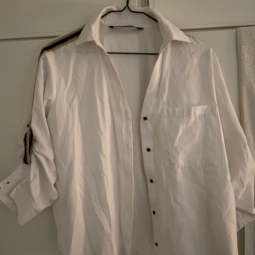 Jätte fin skjorta med fina detaljer, tyvärr har den blivit förlusten där av jag säljer. Storlek S. 80kr+frakt. Skjortor.