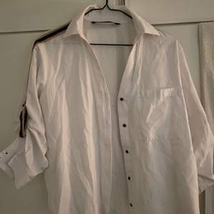 Jätte fin skjorta med fina detaljer, tyvärr har den blivit förlusten där av jag säljer. Storlek S. 80kr+frakt
