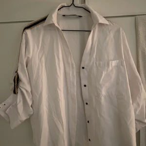 Zara - Jätte fin skjorta med fina detaljer, tyvärr har den blivit förlusten där av jag säljer. Storlek S. 80kr+frakt
