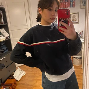 Sweatshirt - Cool sweatshirt med rödvit linje i mitten! Sitter bra på mig som är en M! 