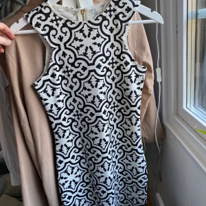 Klänning - Såååå snygg klänning från Ivy revel!! Sitter som en smäck med ascoolt mönster