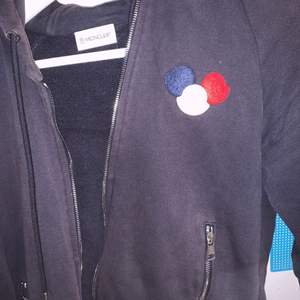 Monc hoodie bra skick 8/10 general wear, köpt på FB sidan High end sweden, QR kod finns 