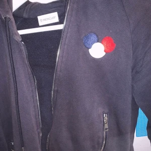 Moncler hoodie  - Monc hoodie bra skick 8/10 general wear, köpt på FB sidan High end sweden, QR kod finns 
