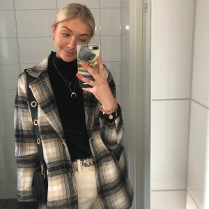 Väska - Säljer den här väskan som har bytbara band☺️ Så din passar till allt💗 Kan även användas över kroppen🖤 Har även väskband till väskan jag säljer längre ner i mitt flöde🥰