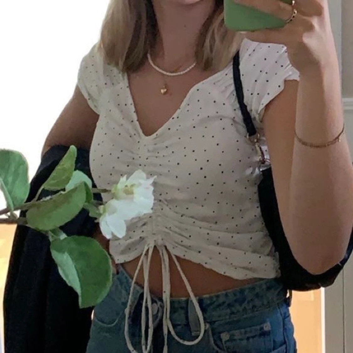 Vit, blå prickig topp