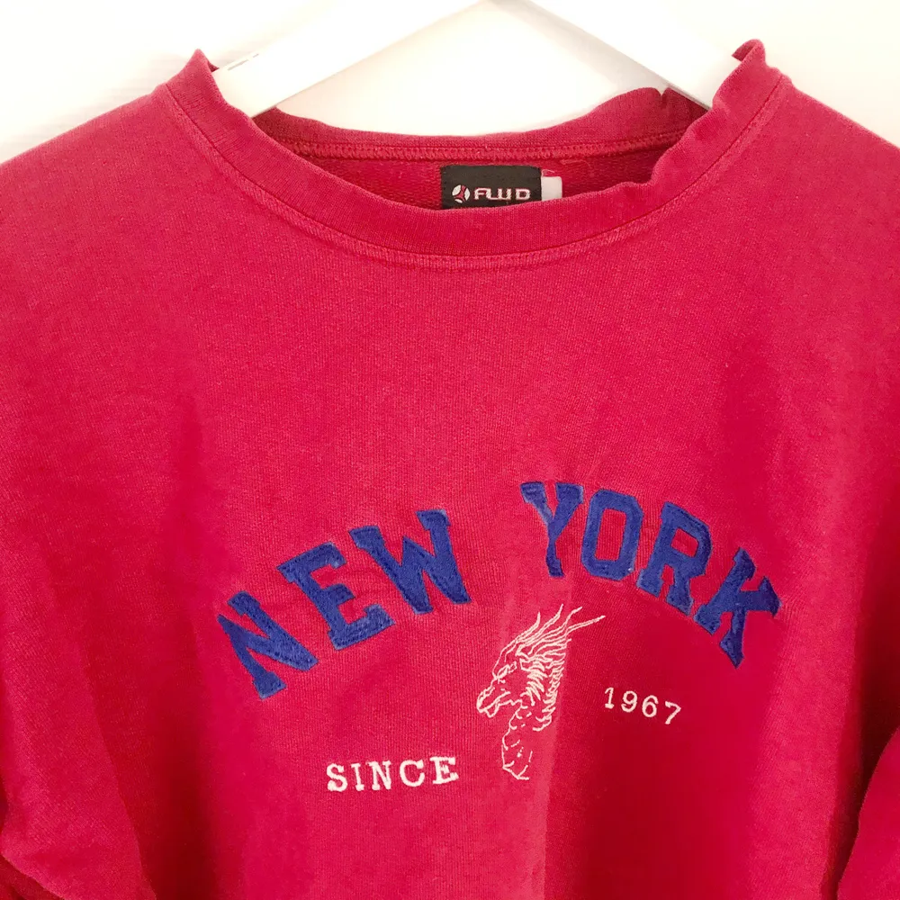 Röd avklippt tröja säljes i storlek small 🤗. Köptes på secondhand och säljes på grund av att den är för liten. 70kr plus frakt 63kr📦. Tröjor & Koftor.