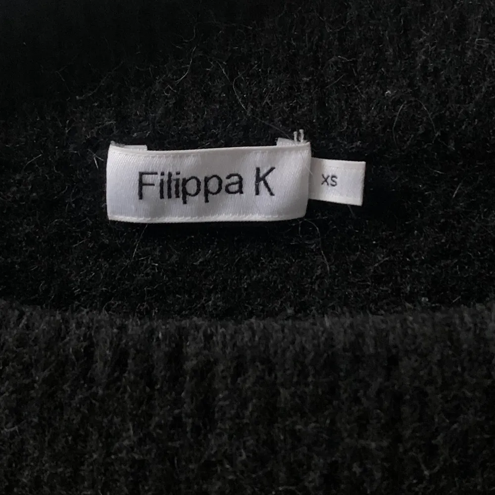 Stilsäker tröja från FilippaK, sparsamt använd. Passar storlekarna mellan XS/S. Perfekt att ha över en skjorta eller t-shirt nu i vinter. . Tröjor & Koftor.