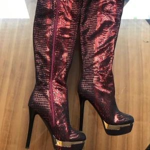 Sexy knee heels  - Bought them in a boutique in London, super high heel but stable and comfortable. Look nice in  club lights, have a more intense colour in real :) 