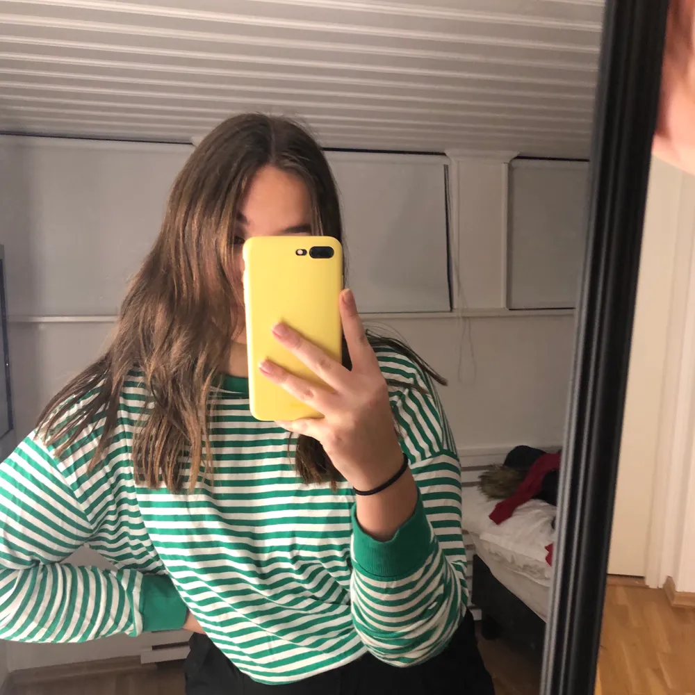 Randig tröja från H&M i storlek M. Den är använd några få gånger och är i bra skick.                                                              Ordinariepris: 149 kr                                                                         Köparen står själv för frakten . Tröjor & Koftor.