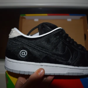 Nike SB Dunk Low Medicom Toy - DS Helt nya Medicom Toy Dunks OG All
