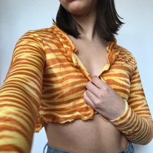 Kofta - Liten söt kofta som jag sytt själv! Visas på en s men skulle förmodligen sitta bäst på en xs. Hör av er privat vid frågor. Köpare står för frakt