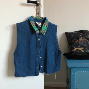 Skjorta / Väst  - Den här har jag tyvärr aldrig haft på mig!! Kanske kan du styla den på ett roligare sätt, o ge den den uppmärksamhet jag tycker den förtjänar💛 