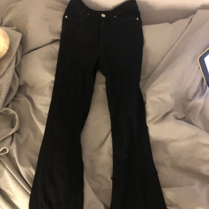 Bootcut jeans från BikBok - Bootcut jeans från BikBok i storlek XS. De kommer ej till användning längre, bra skick. Skriv för fler bilder / bilder på. 💞