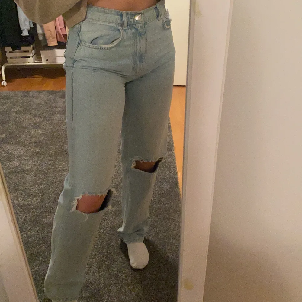 jag vill sälja mina fina byxor pågrund av att jag råkat köpa för stor storlek. . Jeans & Byxor.
