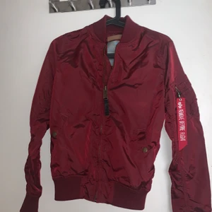 Jacka Alpha industri  - Jackan är i nytt skick använt endast 2 ggr, säljer denna jackan eftersom att den inte passar mig längre. Pris kan diskuteras vid snabb affär. 