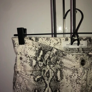 Zara jeans - Trendiga Zara Jeans i ormskinns mönster, använda ett fåtal gånger. Strl 40