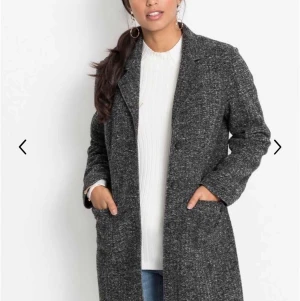 Kappa  - Mörkgrå kappa från bonprix i fint skick. Skön och varm kappa perfekt nu till vintern