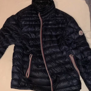 Moncler jacka strl S - Moncler jacka storlek S , funkar även om du har M, Kvitto finns inte kvar tyvärr men originalpris är cirka 8000 SEK.