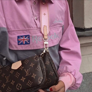 Reebok Tröja / jacka  - Cool Reebok tröja, står inte strl men sitter snyggt, lite oversize på en S. Passar alla mellan xxs-m beroende på hur man vill den ska sitta. Budgivning om fler är intresserade eller köp direkt för 500