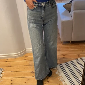 Weekday Ace 25/30 - Weekdayjeans i modellen Ace, färgen san fran blue! 