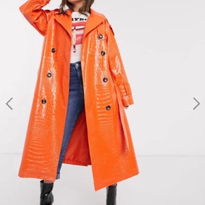 Orange skinnkappa ASOS - Helt oanvänd kappa i fejkskinn från ASOS i Orange med lackyta. Älskar denna kappan men den råkade va lite stor i storleken för mig. 