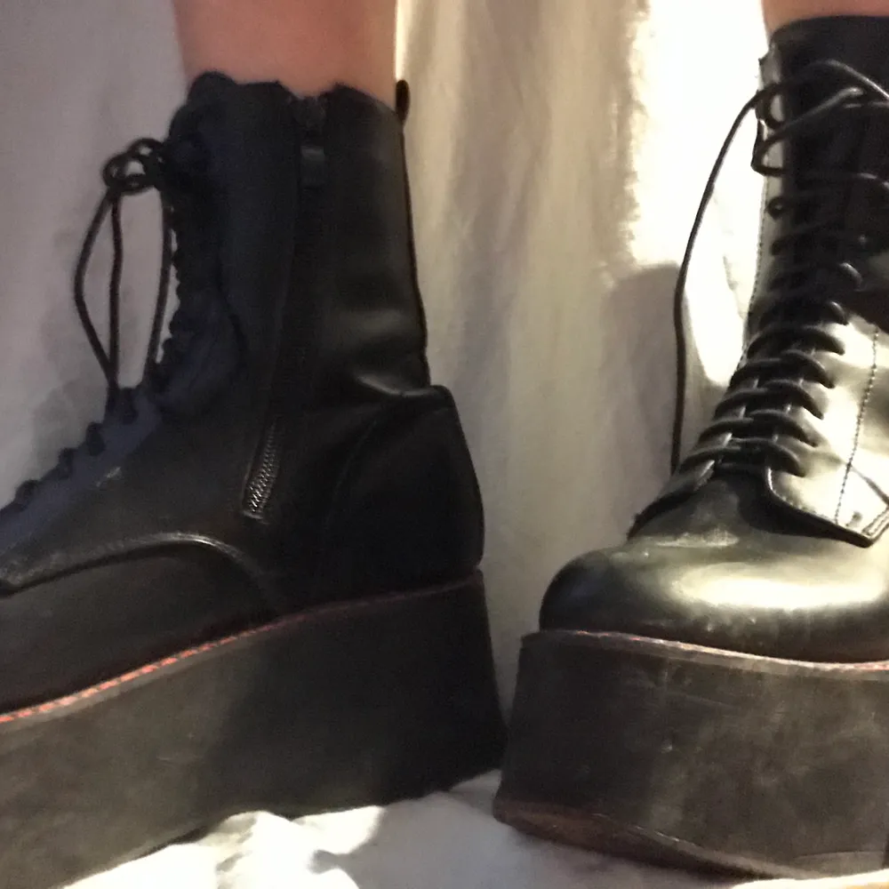 Fina goth boots med platåsula. Väldigt sköna och väger inte så mycket. Liten repa längst fram på ena skon. Har använts 3-4 ggr. Storlek 38✨🔮. Skor.