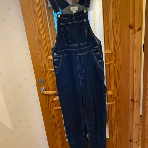 Hängselbyxor monki  - Säljer ett par hängselbyxor från monki storlek XS 💖 jag är 165cm lång och byxorna går ner till fotknölen, sitter lagom åtsittande på mig 