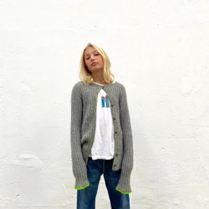 Stickad no:9 - IMASKOPI x PHILIPPA - Stickad secondhand-kofta som är en re-make av @imaskopi i samarbete med Philippa Parnevik. Koftan passar en XS-M, beroenden på önskad passform.