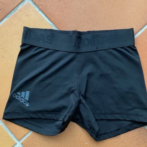 Träningsshorts addidas - Ett par träningsshorts man bara måste ha hemma! Höga i midjan och så bekväma.❤️