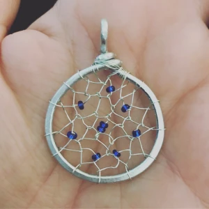Hängsmycke drömfångare - Handgjort smycke i järntråd och pärlor