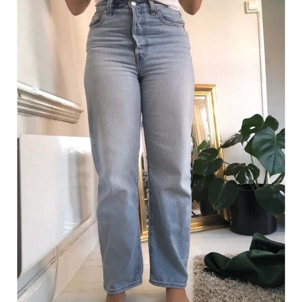 Jag säljer mina ribcage straight Levis jeans i färgen Middle road - neutral. Säljes pga att de är stora i midjan. Har endast använt de fåtal gånger och de är i mycket bra skick. Originalpris 1199kr.. Jeans & Byxor.