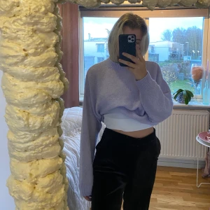 Lila stickad tröja  - Lila stickad tröja från monki. Storlek xs men passar även M och S 