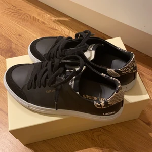 Axel Arigato sneakers  - Svarta Axel arigato sneakers med sammet och ormskinn detaljer 