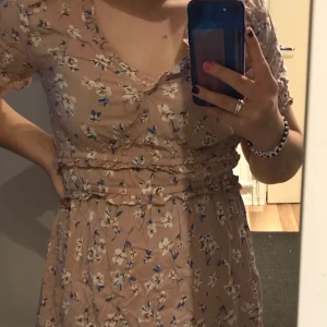 Blomig klänning  - En rosa blå klänning. Köpt från hm. Har aldrig andvänt den. Helt ny. Köparen står för frakten. Fint skick.