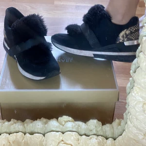 Michael kors skor - Michael kors skor storlek 38,5 Köpta för 1999kr. Väldigt varma skor