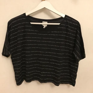Svart tröja med text som ränder, XS-S - Svart croppad tröja med text som ränder, från Monki i storlek XS-S skulle jag säga. 100% bomull  Kan mötas i Stockholm eller skicka mot fraktkostnad! ✨🌸✨