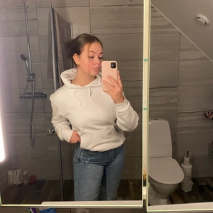 Hov1 hoodie - Super skön hov1 hoodie! Köptes på deras konsert för 600kr. Limited edition. Säljer då jag ej lyssnar på dom längre, använd 4-5 gånger. Ganska tunn, du betalar frakt!