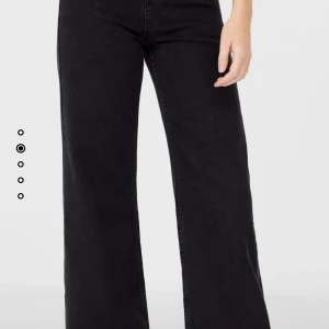 Stradivarius jeans - Fick hem dom idag men dom var tyvärr lite för långa för mig. Helt nya. Dom är storlek 38 men var lite långa på mig. Jag är 170 cm. Går även bra att buss, kan släppa dom billigare :)